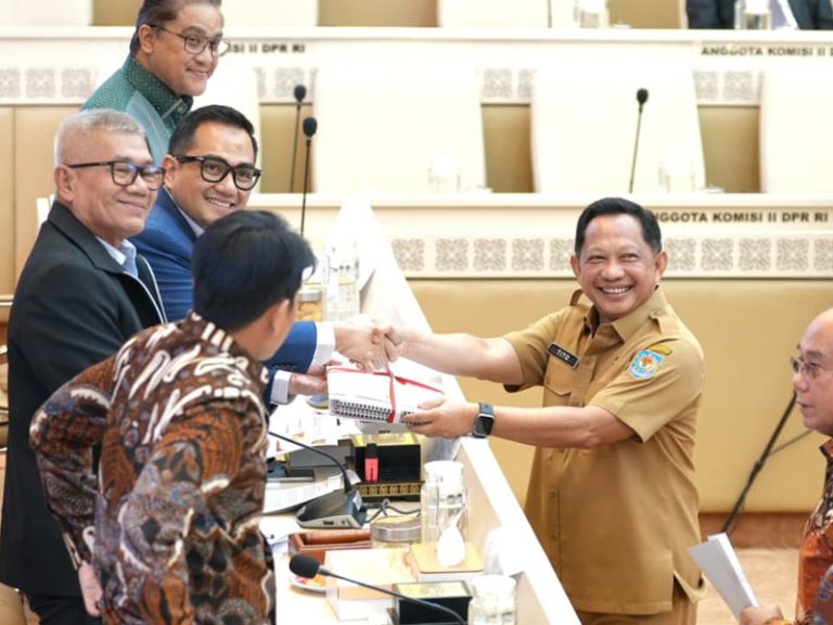 Pemerintah Setujui Pembahasan Lanjutan 15 RUU Kabupaten/Kota di Kalbar, Kalteng, dan Kalsel Secara Detail